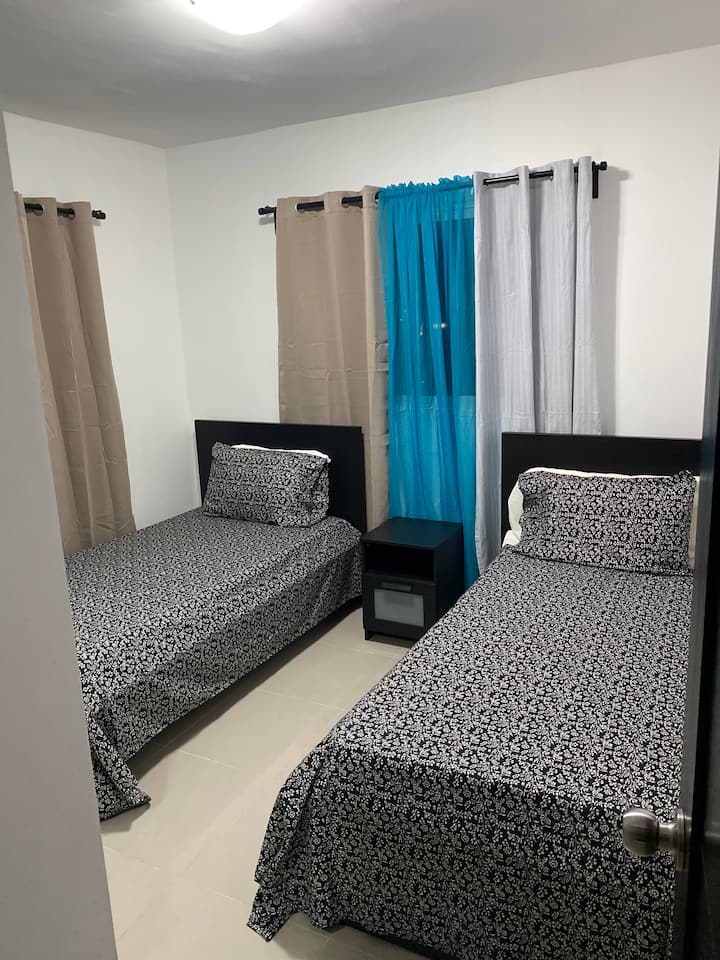 第三间卧室有两张双人床