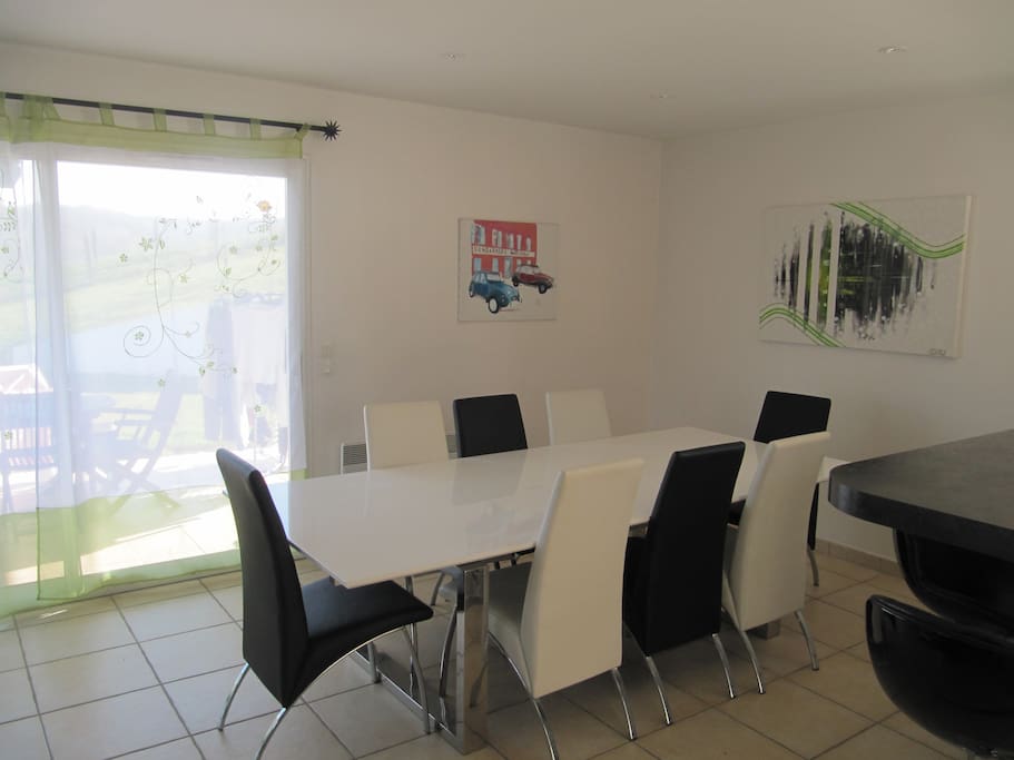 Salle à manger donnant sur terrasse couverte