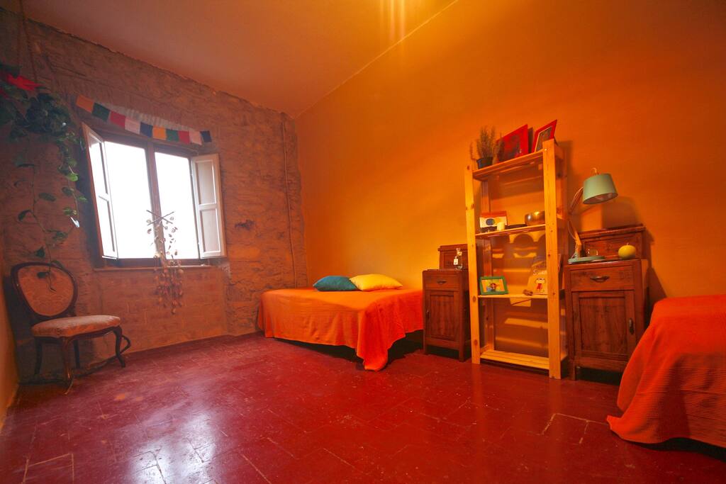 La ampia parete con pietre a vista