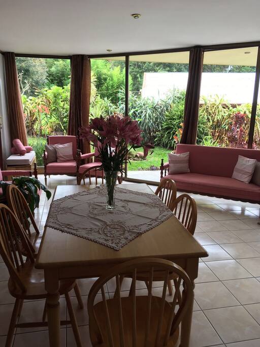 Sala comedor con vista al jardin