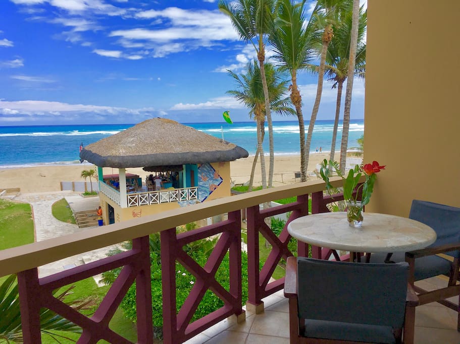 Enjoy breakfast on the terrace in front of the ocean at the VitaminD cafe