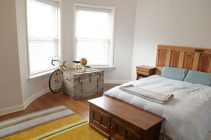 חדר שינה שני עם מיטת קווין סייז