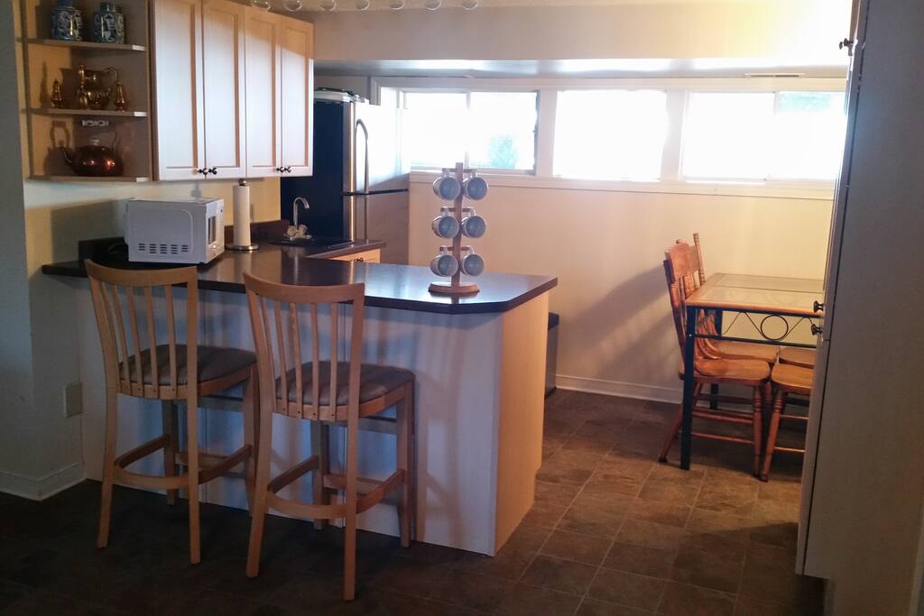 Presqu'ile View welcomes you to the bright common space.