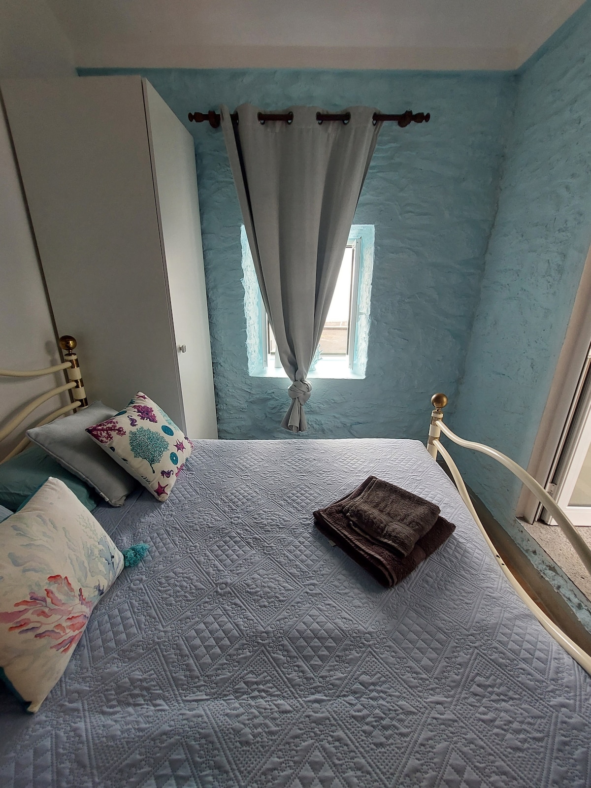 珊瑚卧室旁边的蓝色卧室