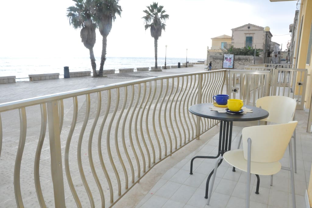 Colazione in veranda. breakfast on veranda.