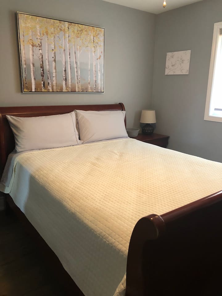 Голямо двойно легло на спалнята на основния етаж