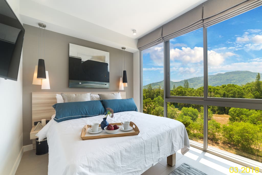 Bedroom with air conditioning, TV and mountain view