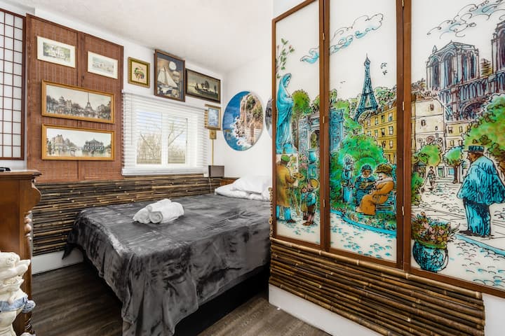 Chumba cha kulala cha mbele kulia kina kitanda mahiri/kinachoweza kurekebishwa na televisheni janja kubwa ya 4k.