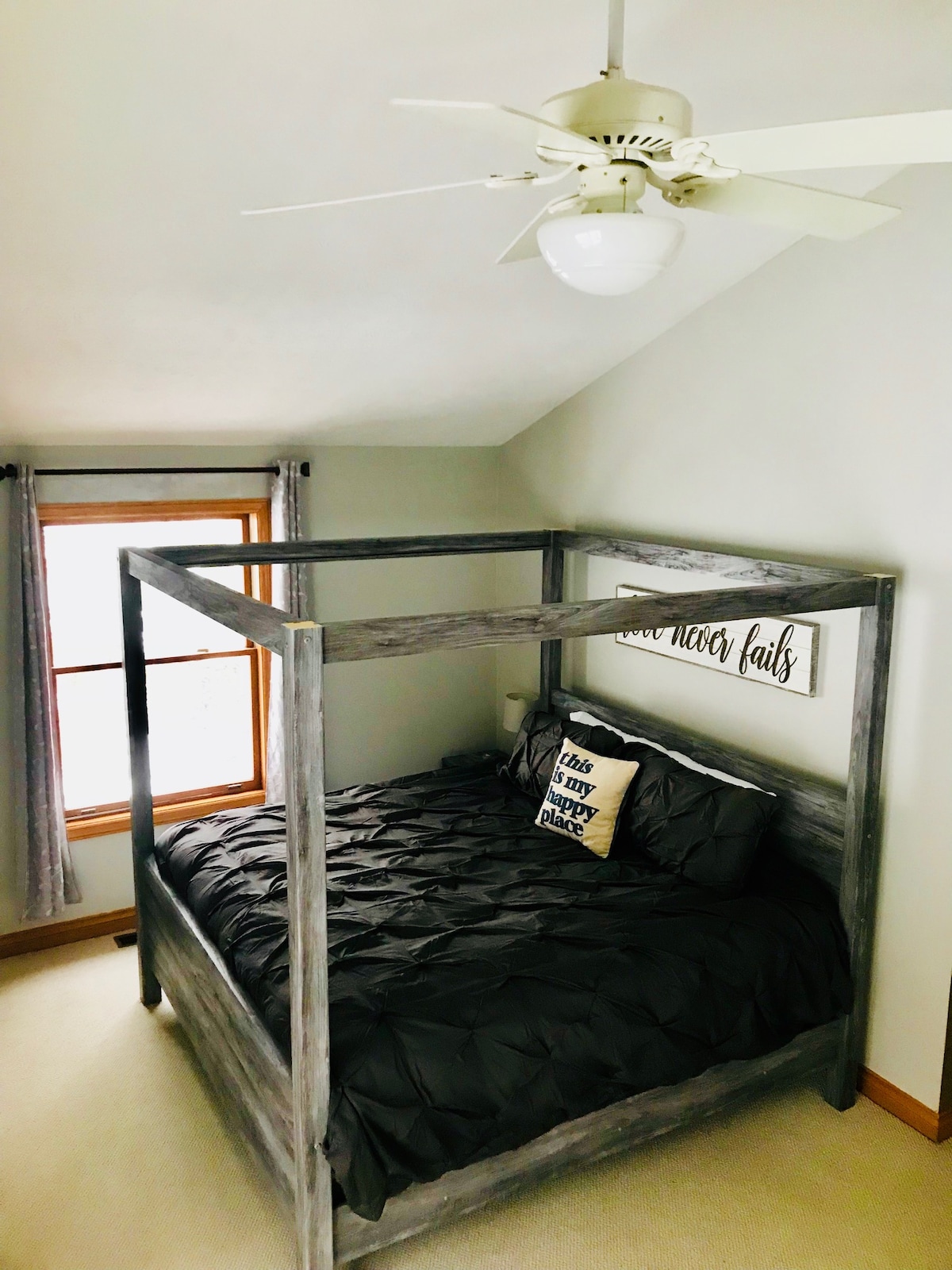 Suita kryesore e dhomës së gjumit me krevat dopio "king" dhe tavanet e katedrales