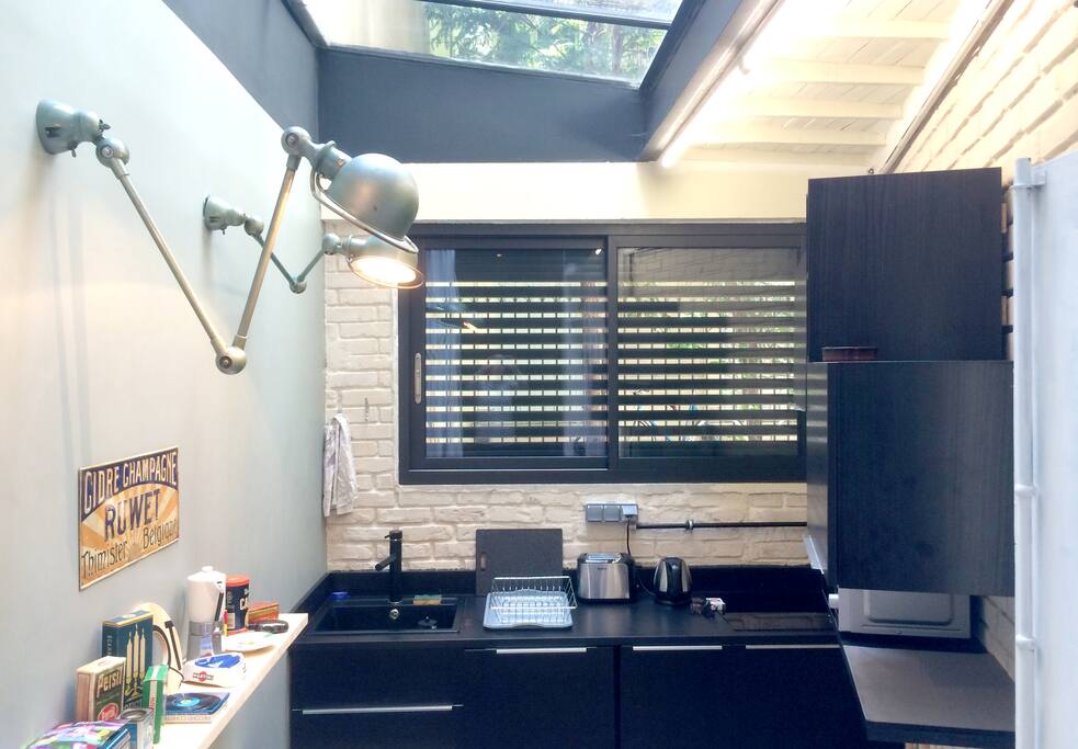 The kitchen with closed shutter (remote control)