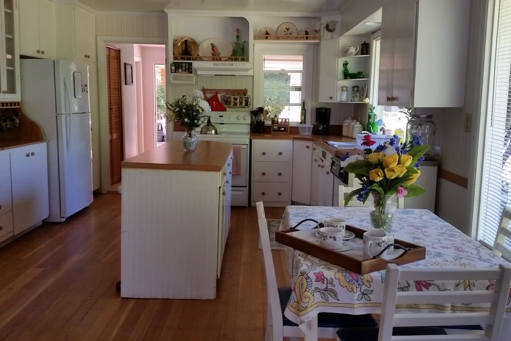 Country white kitchen - open concept