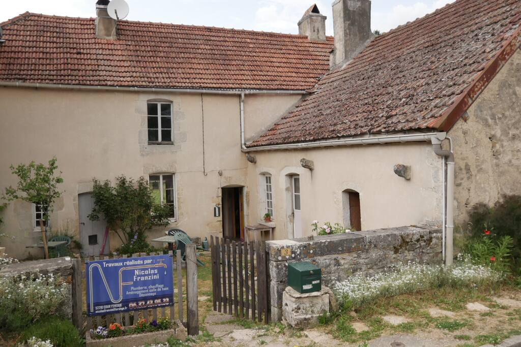 La maison vue de la rue