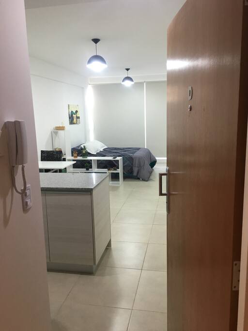 Welcome to the apartment / Bienvenidos, vista desde la puerta.