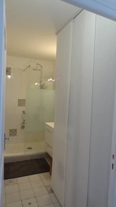 Salle d'eau, avec lave linge et sèche linge