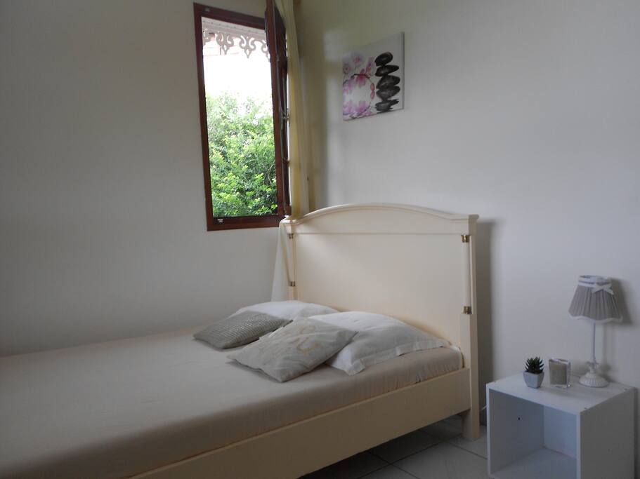 Chambre donnant sur petit verger.