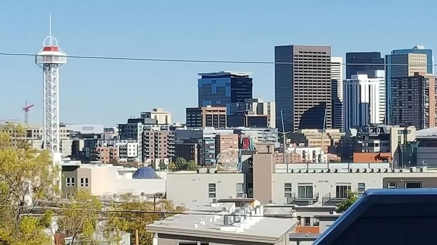 Spacious Townhouse with Rooftop Deck! gallery image 3