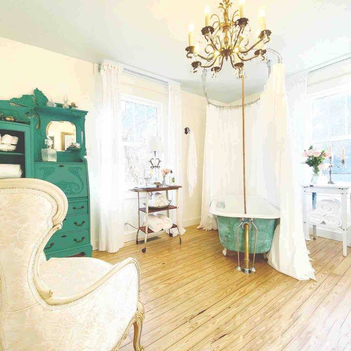 New! Fabulous Farmhouse w/King Bed & Clawfoot Tubs Cottages for Rent