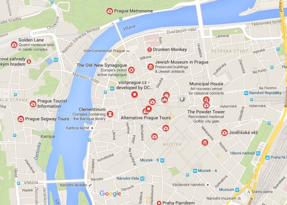 Less than a 5 minute walk to all these tourist destinations. (The grey marker is where the apartment is)