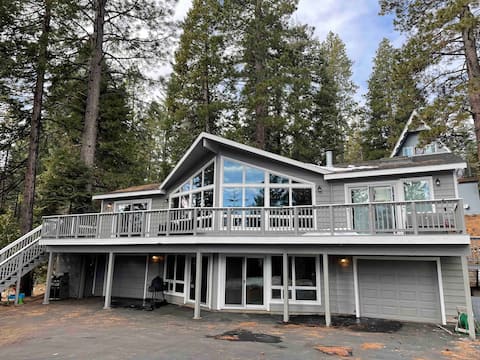 Lake retreat for multiple families w/ game room!