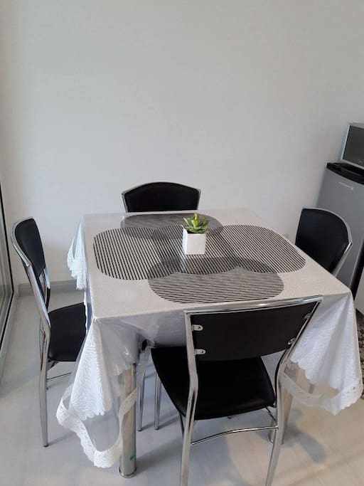 Dinning table complete for 4pax kitchen ware.