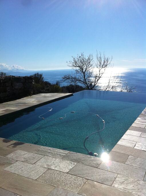 Piscine à débordement avec vue sur mer