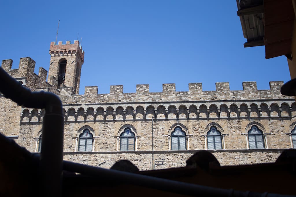 Shower with view of Bargello Museum!
