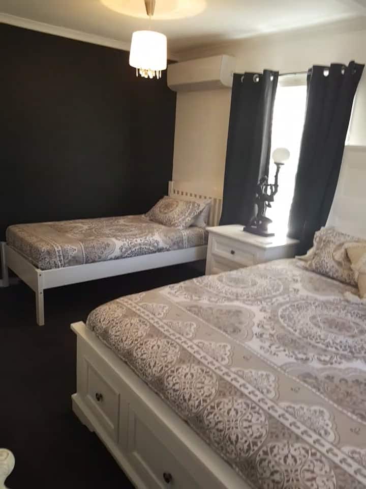 Dormitorio 3 con cama tamaño queen + individual