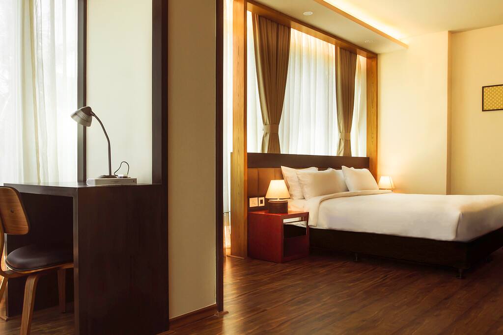 PREMIUM SUITE