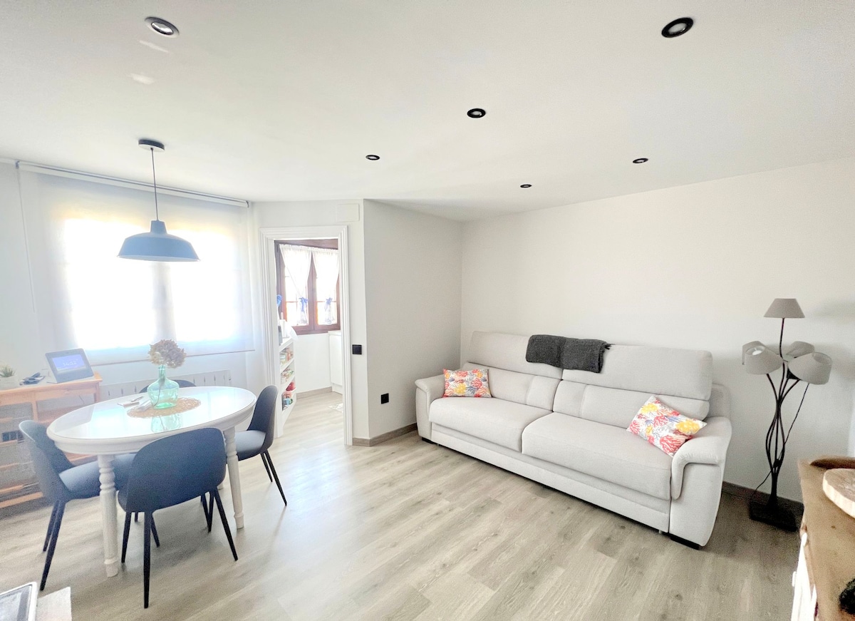 Top Airbnb: Salitre Lastres apartment, overlooking the Cantabrian en Colunga