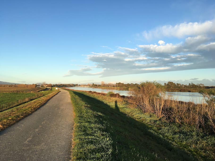 Nearby walkways that link up to about 200kms of walking and cycling tracks