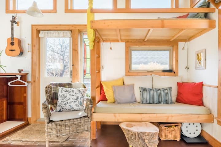 Charming Tiny House B&B Near Mountains and Downtown