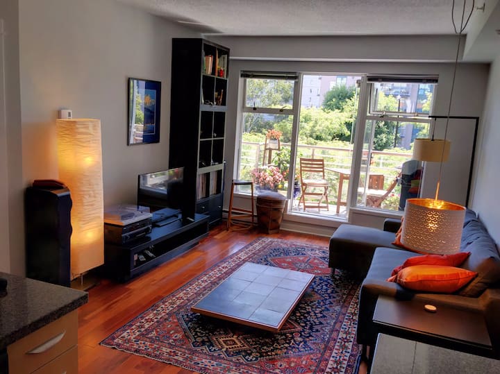 Treetop Modern Condo - Oak Bay