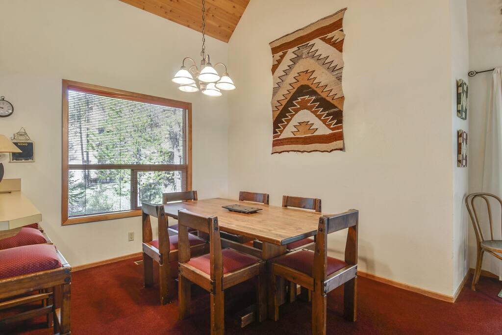Chair,Furniture,Indoors,Room,Dining Table
