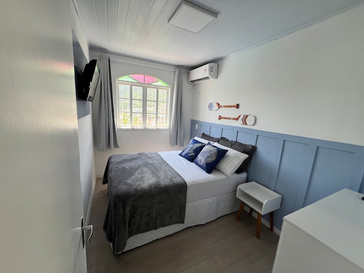 Dhoma e gjumit 2 

- Krevat dopio 
- Televizor inteligjent
- ajër i kondicionuar (pa kufi përdorimi)
- komodinë 
- pasqyrë 
- perde e errët