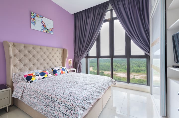 Una spaziosa vista dalla camera da letto principale offre un'emozionante esperienza di letto con uno sguardo verso la vista notturna che è decorata con luci scintillanti da lontano. 