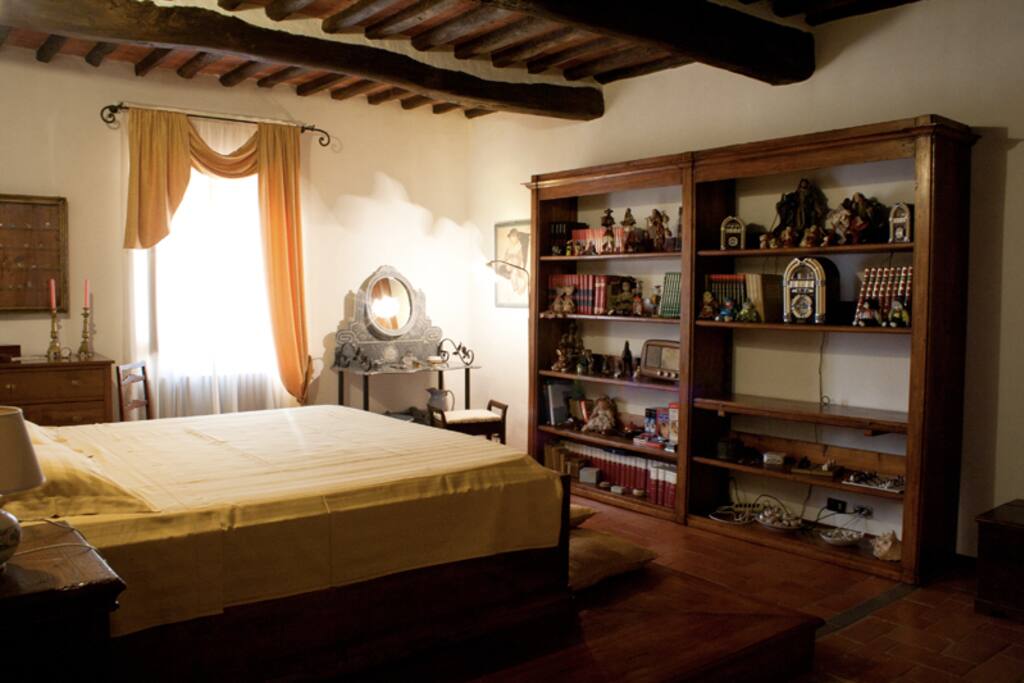 Ampia camera da letto