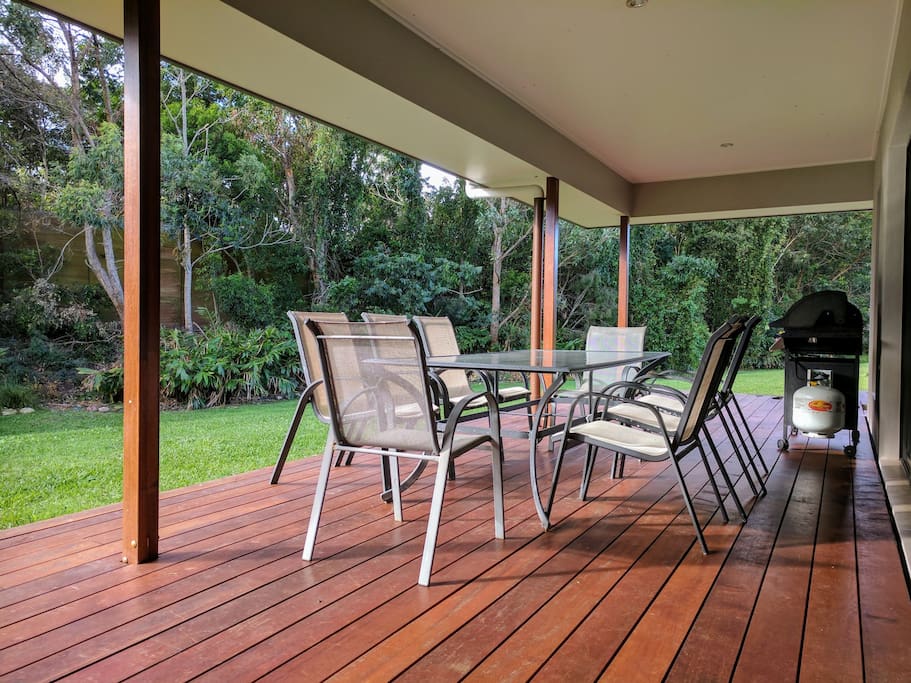Tranquil deck with no view of neighbours. Private lush tropical backdrop