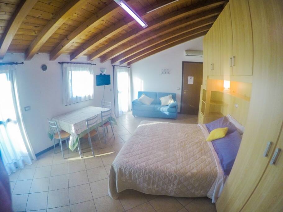 vista appartamento con angolo cottura- letto- divano letto