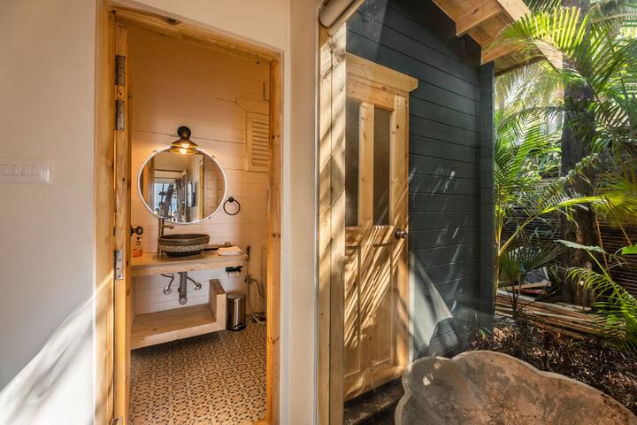 Shared full bathroom image 2