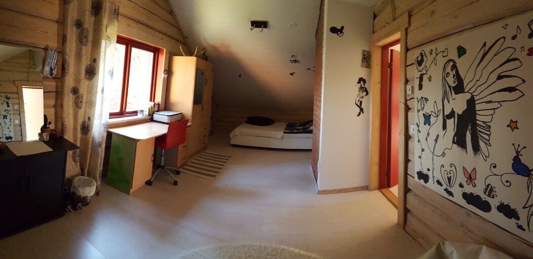 Dormitorio n .º 1 para nuestros huéspedes: una ventana a nuestro patio trasero.