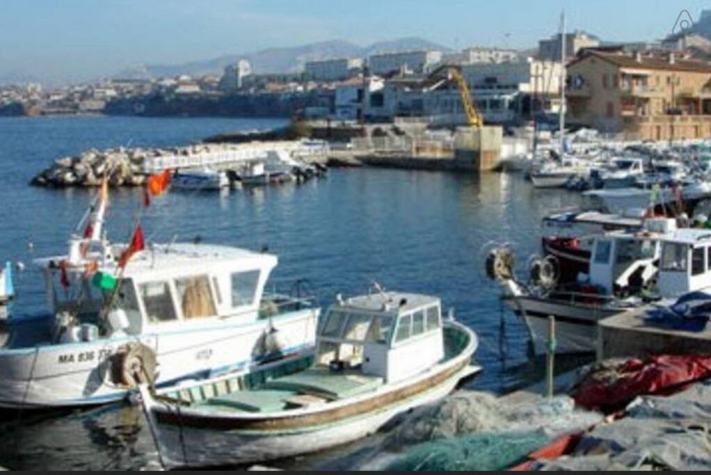 petit port de la Madrague très "années 50"