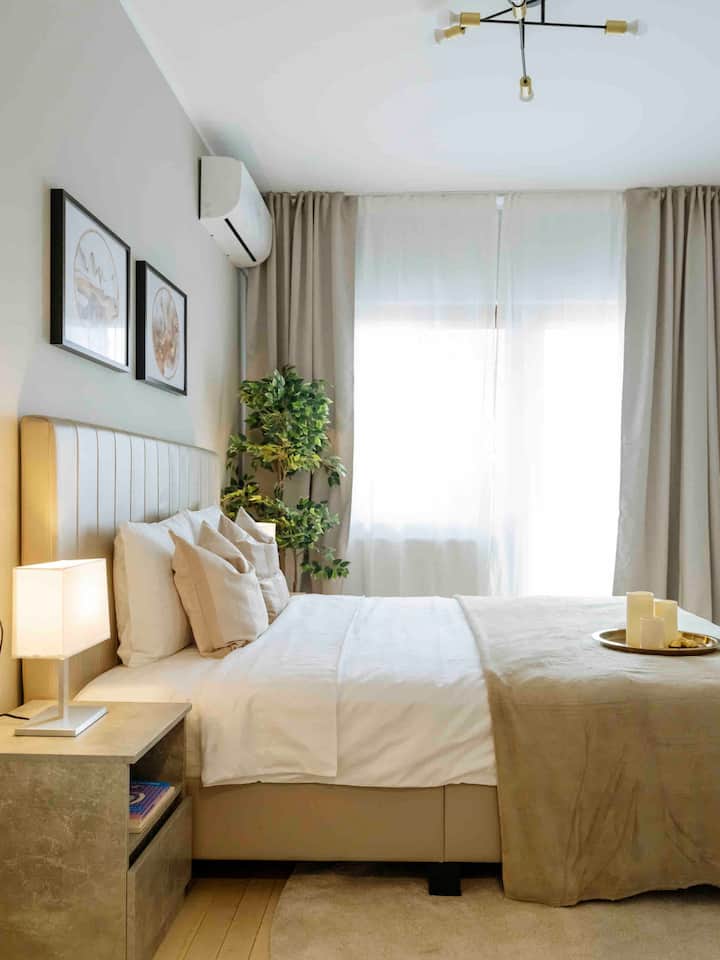 Dormitorio luminoso equipado con aire acondicionado