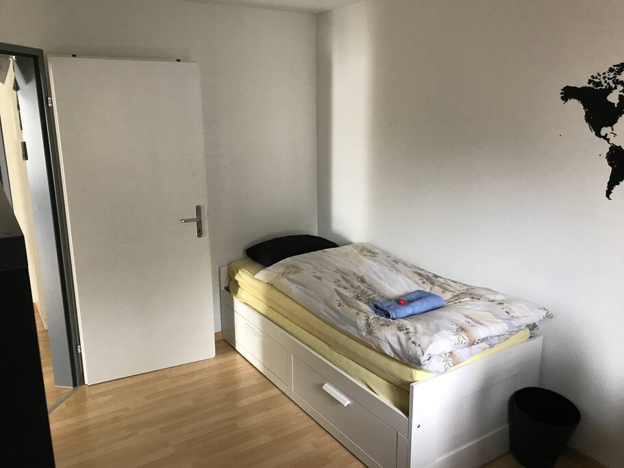 Schlafzimmer mit ausziehbarem Bett.