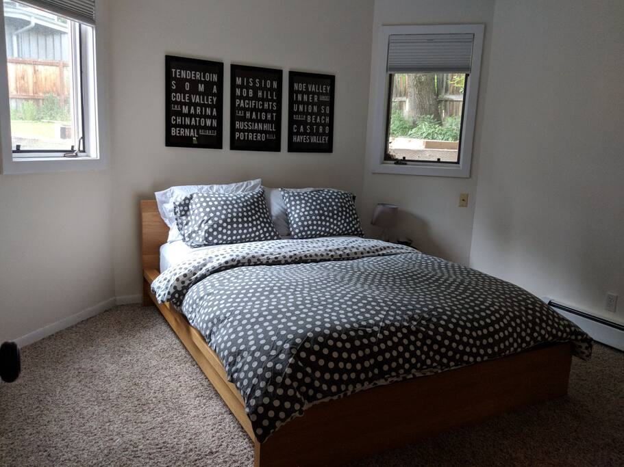 Bedroom - queen bed. view of the veggie garden and yard.