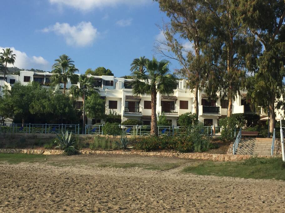 Fachada de la urbanización dónde está ubicada la casa, vista desde la playa