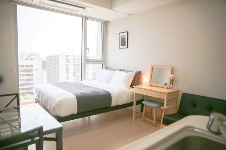 스타벅스 역삼초교사거리점 - 카페 - Seoul | Airbnb®