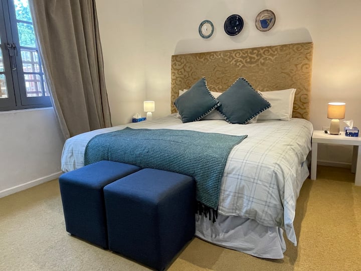 Camera da letto Zelig con letto matrimoniale e bagno privato. 