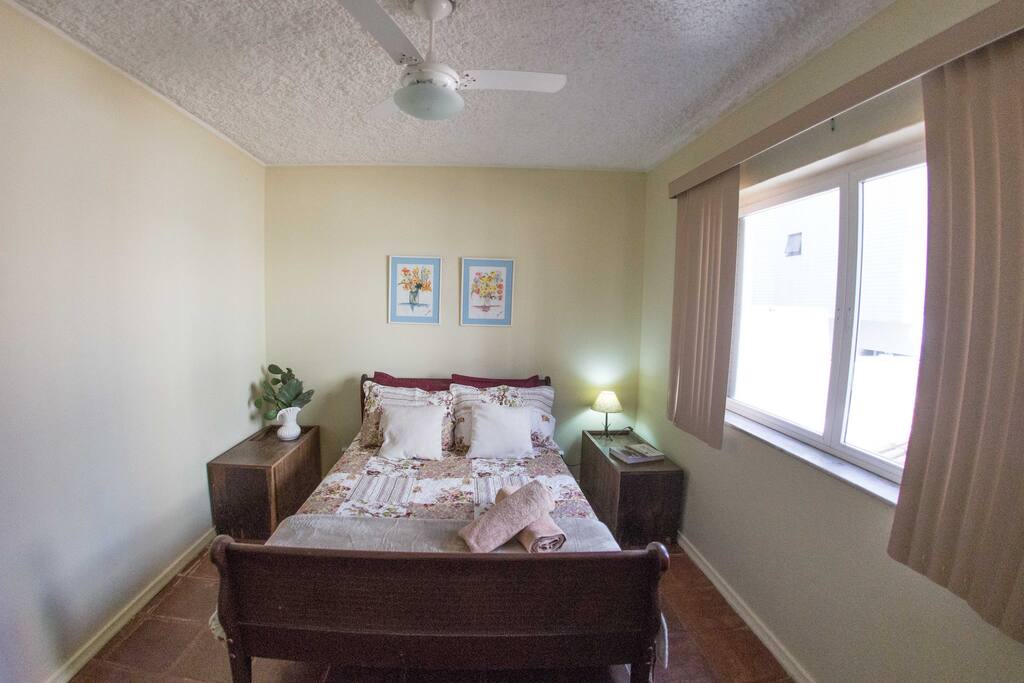 Quarto com cama de casal