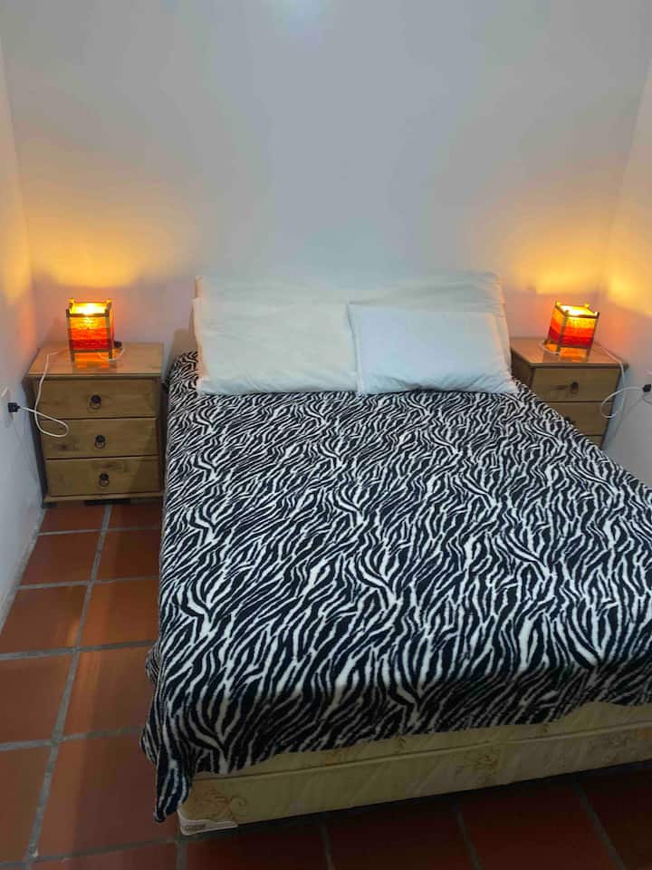 Quarto 03 com casal bed, מדף ל - Roupas ומאוורר Teto 