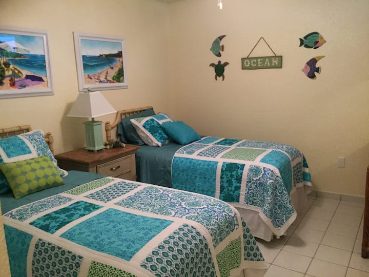 Chumba cha kulala cha pili kimewekwa kama mapacha 2.  Hii pia inaweza kuwekwa kama kitanda cha kifalme ikiwa inataka.